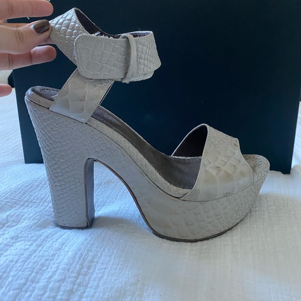 Elegant 100% Genuine italian Leather High Heels in white